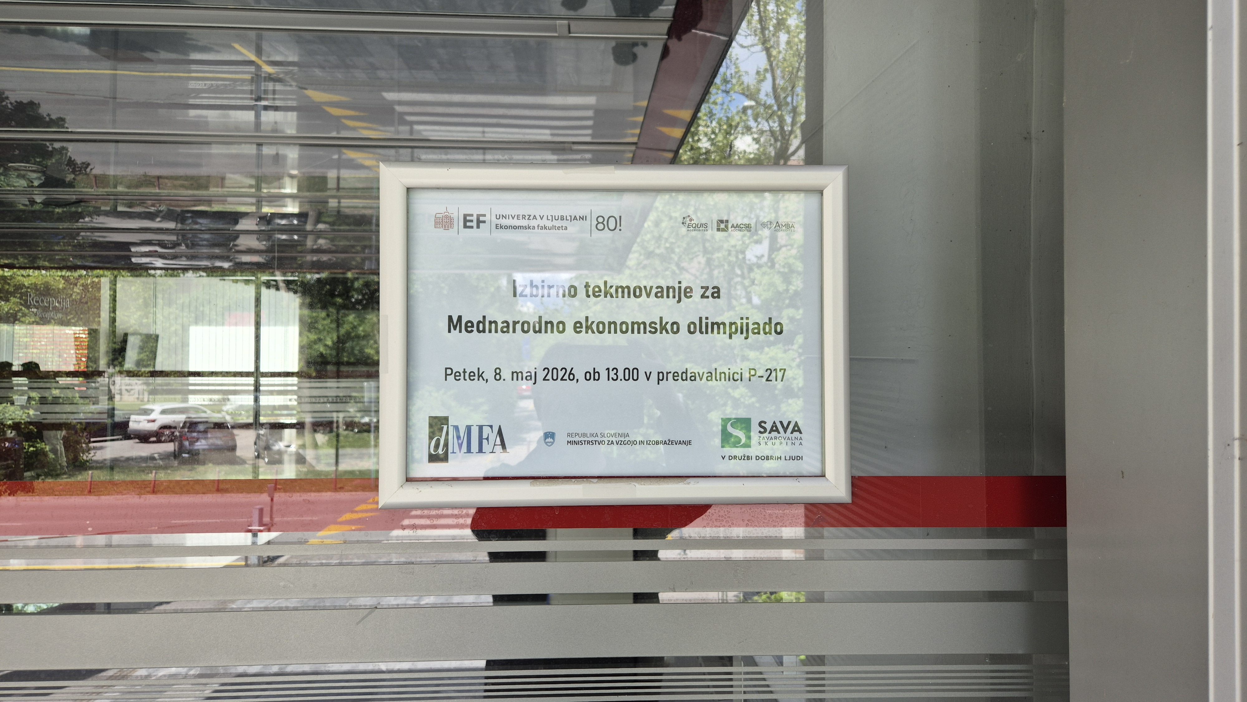 Plakat ob vhodu na prizorišče